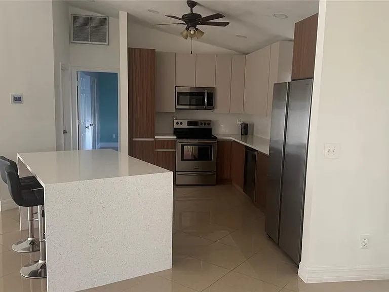 1319 SW 10th Pl — Photo 3