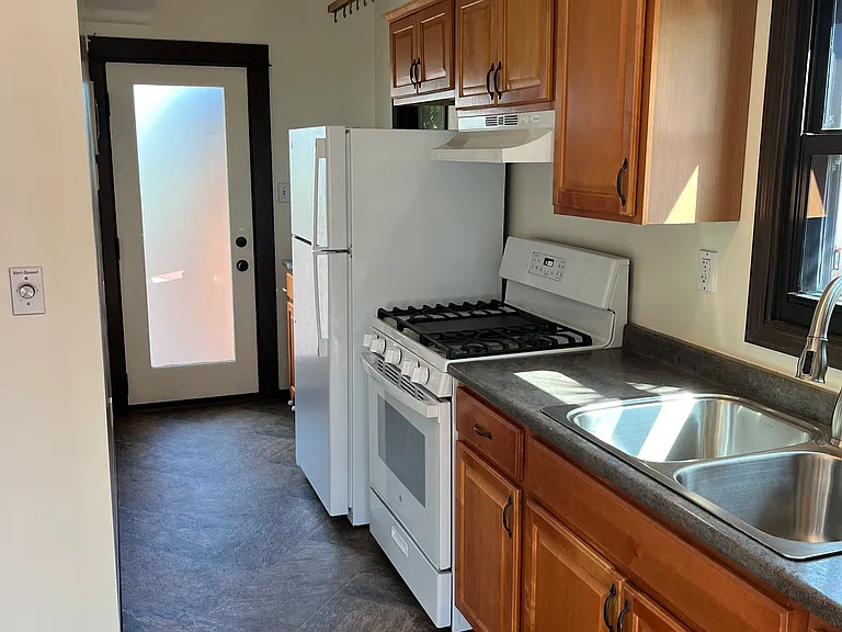 140 Hawthorn St #1 — Photo 6