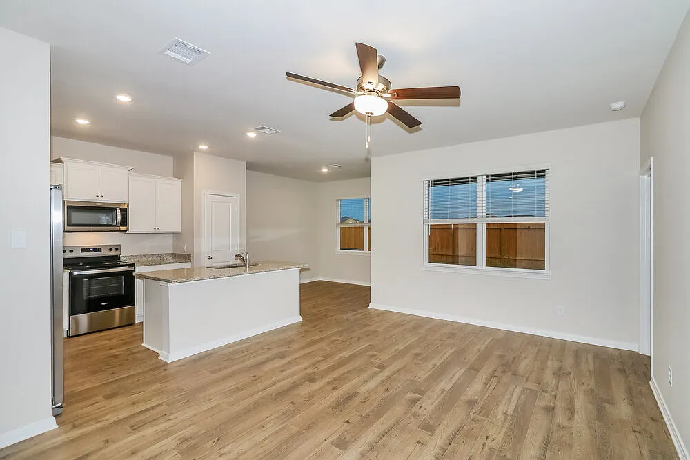 3 bed, 2.0 bath, 1420 sqft, $1,815 — Photo 4