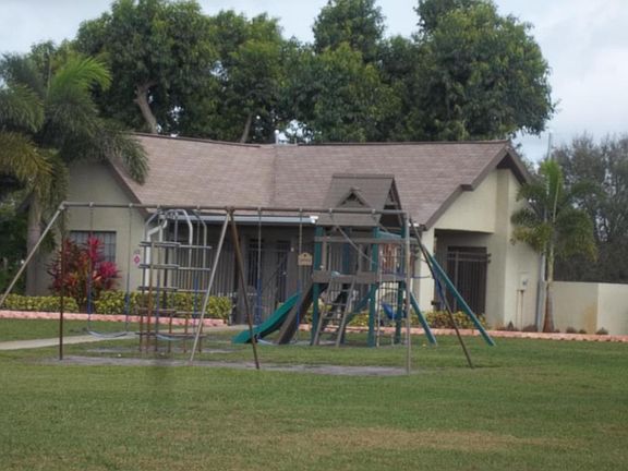 4th image of 786 SW Claudia Ave
