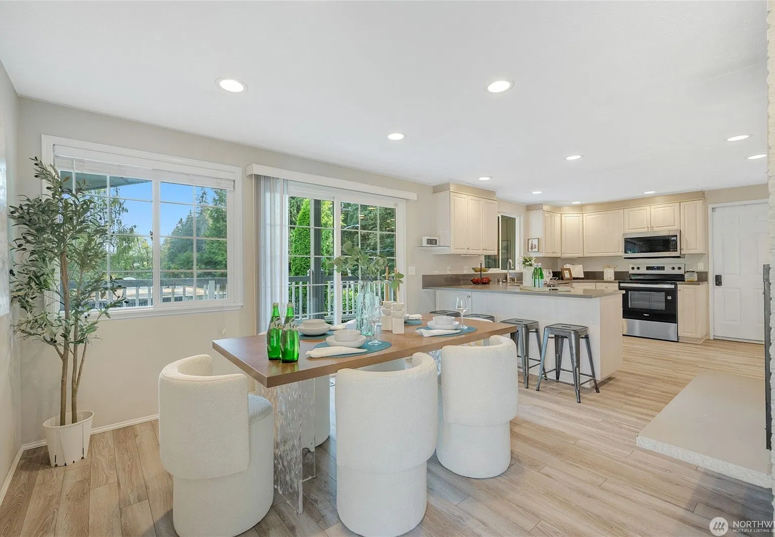 5 bed, 2642 sqft, $5,500 — Photo 1