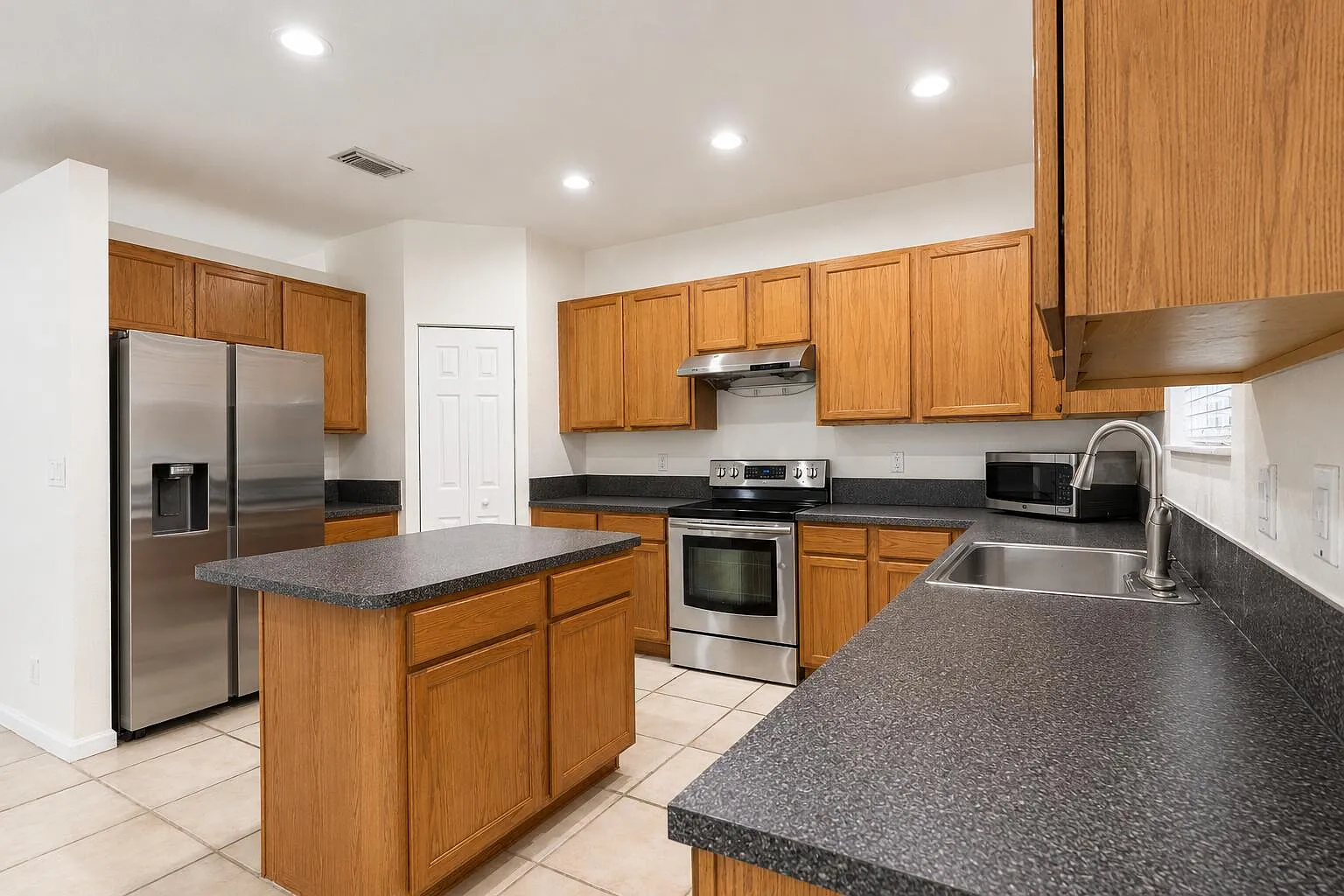 3 bed, 2.5 bath, 1626 sqft, $2,900 — Photo 4