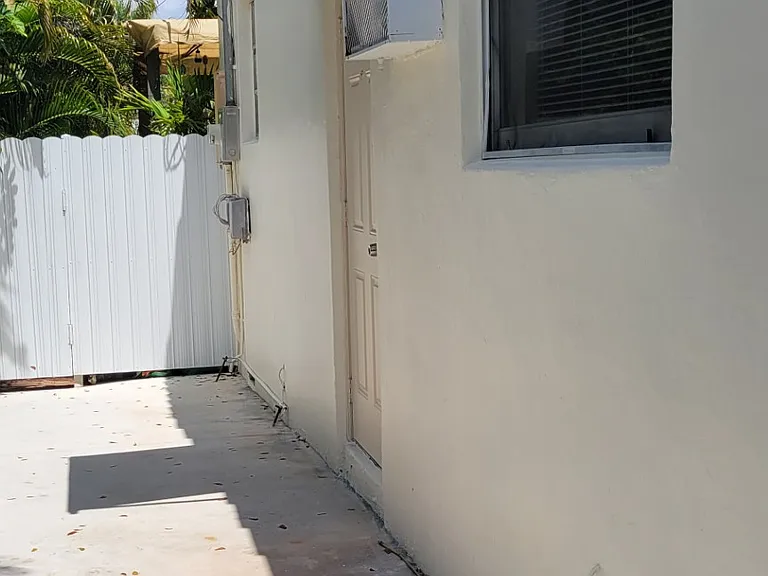 SW 21st St — Photo 10