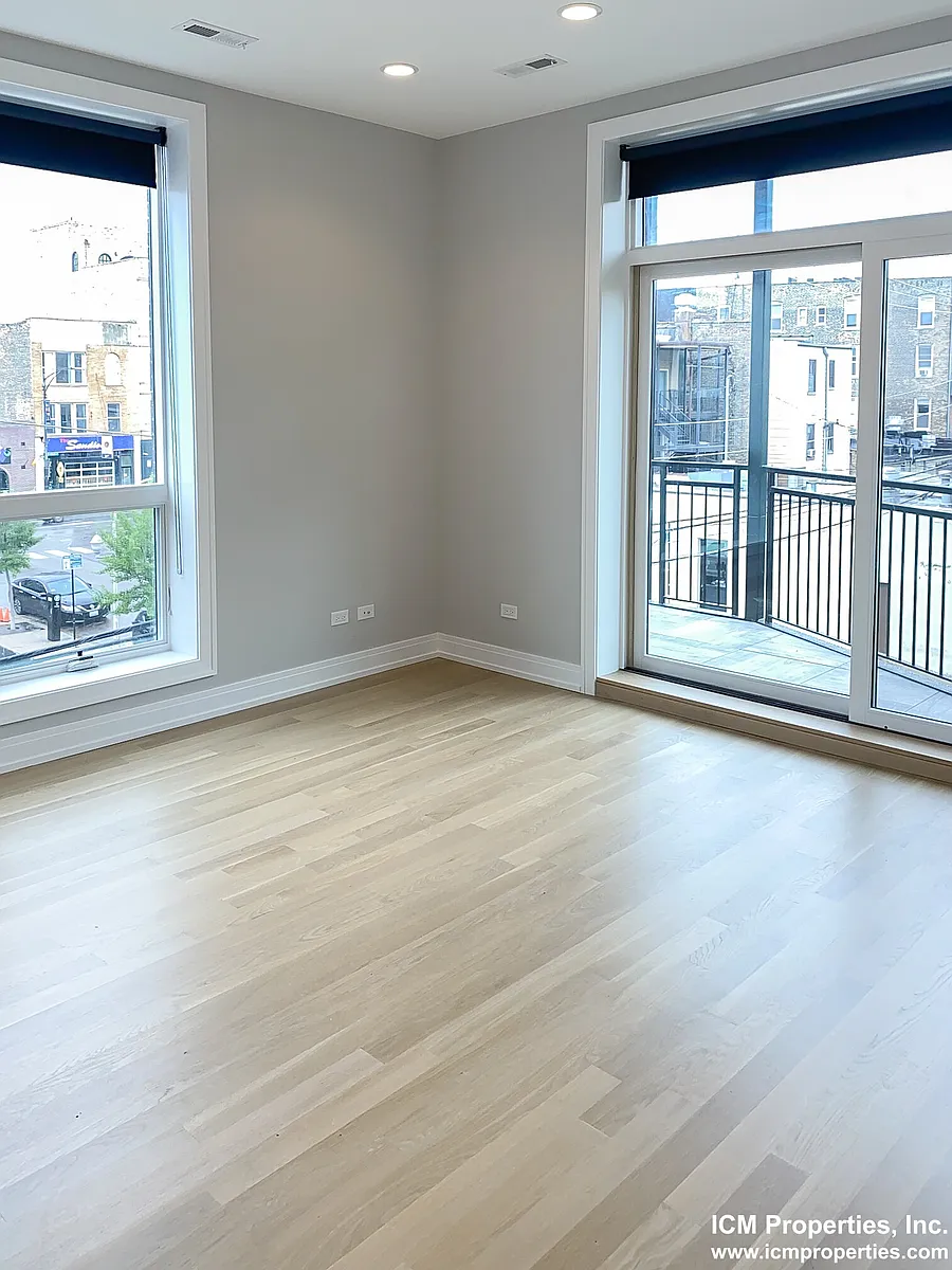 Building Photo - 1051 W Cornelia Ave #303