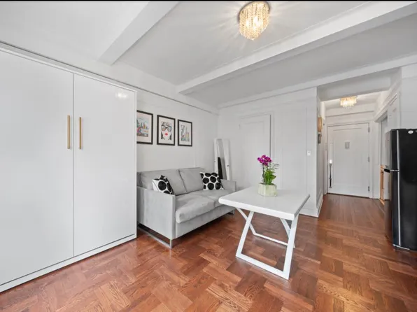 433 West 34th Street 15B image 2 of 8
