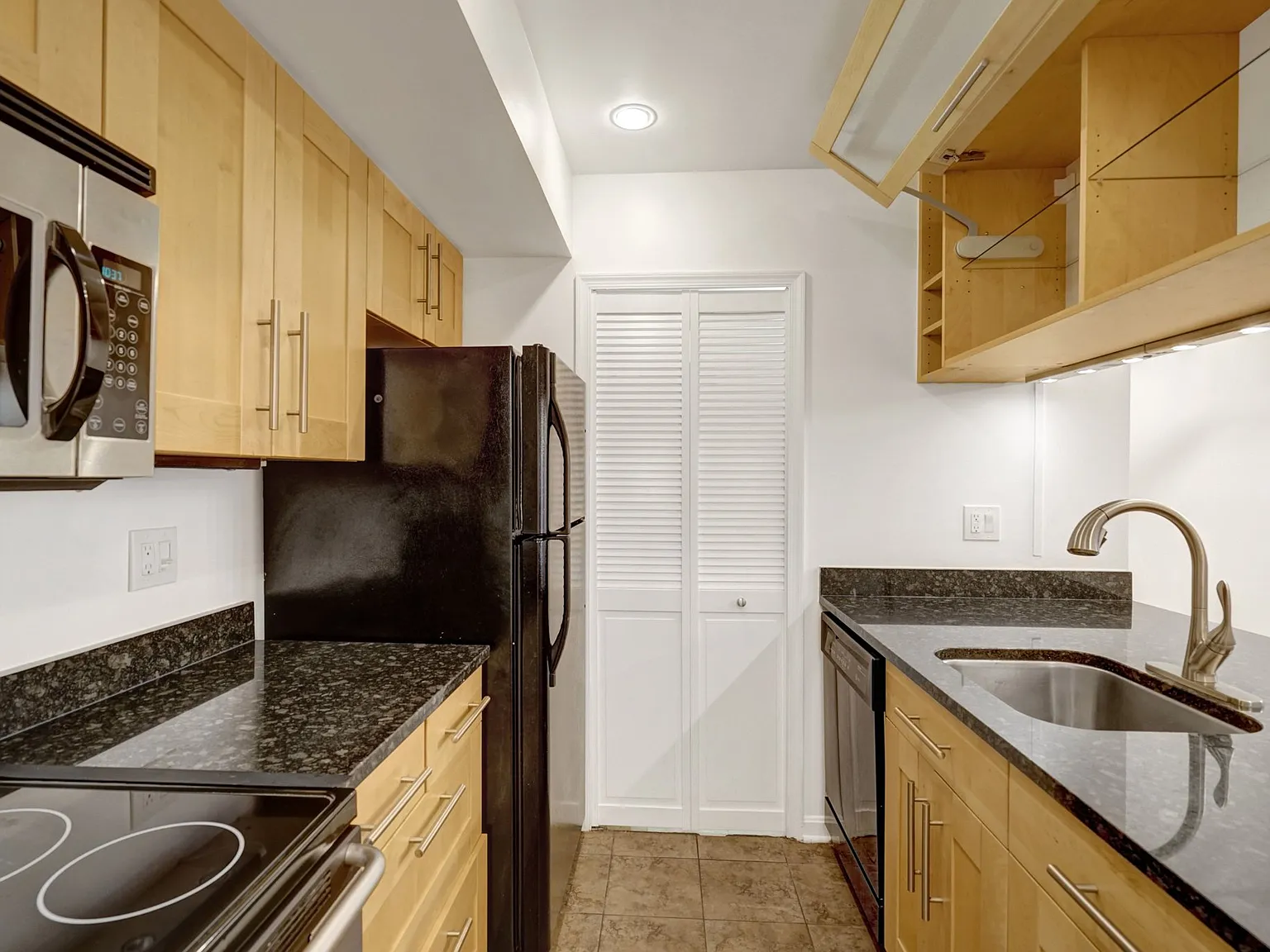 1 bed, 694 sqft, $2,400 — Photo 4