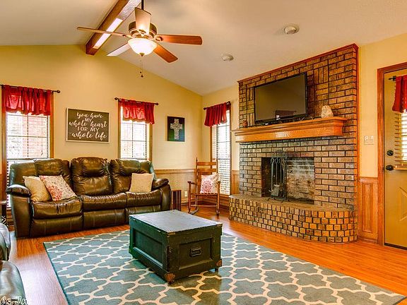 5th image of 1 Hickory Oak Ln