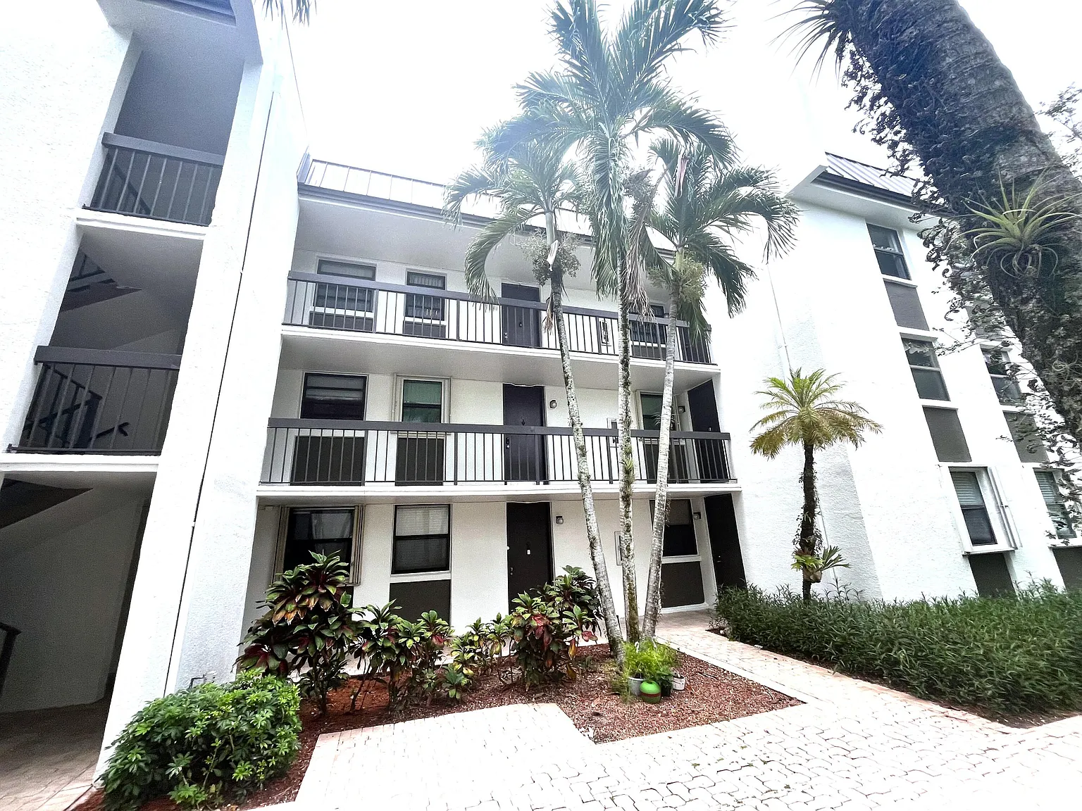 2 bed, 2.0 bath, 1068 sqft, $2,100 — Photo 1