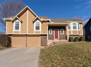 13948 S Cottonwood Dr, Olathe, KS 66062