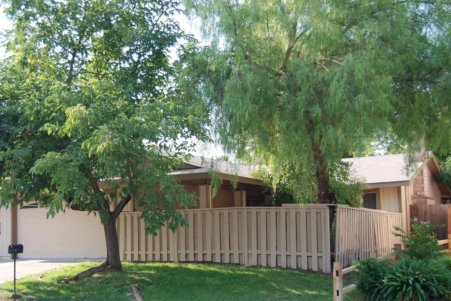 1507 Klamath River Dr photo 1