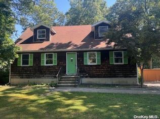 15 Seneca Trl, Ridge, NY 11961