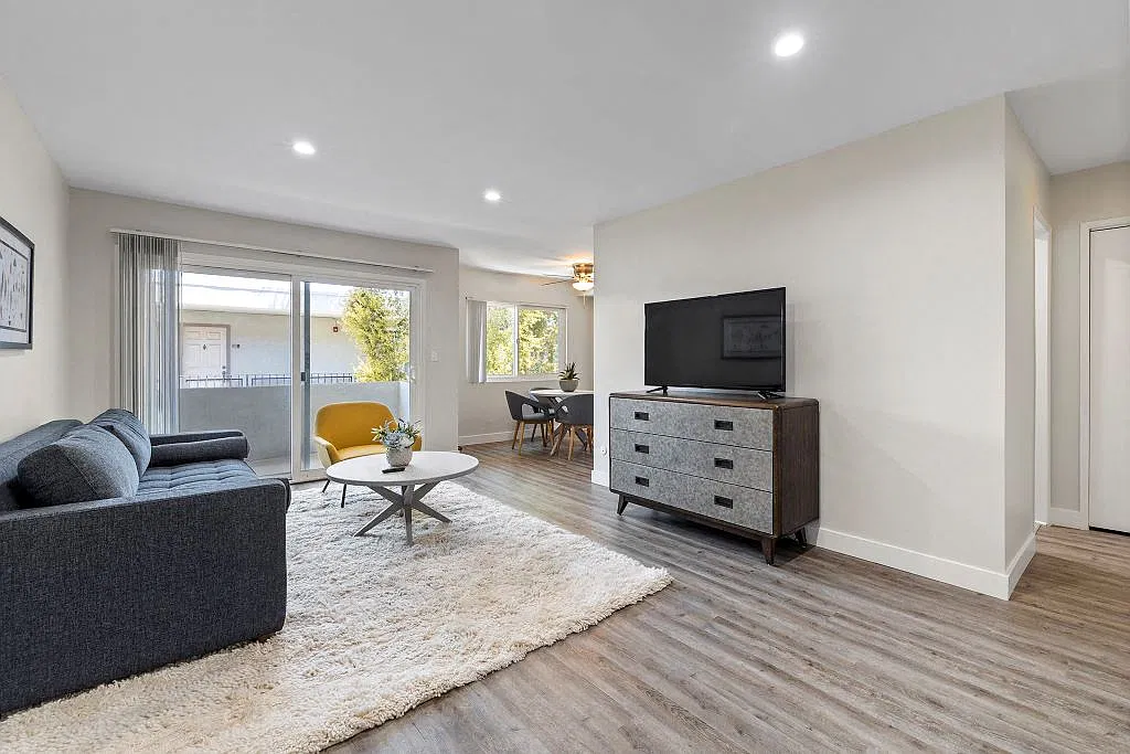 Lombardi Apartments — Photo 3