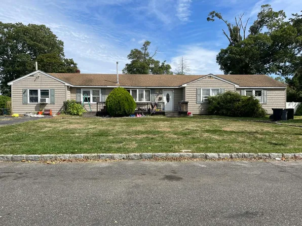 25 Howells Rd, Bay Shore, NY 11706
