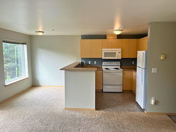 3rd image of 5200 Roosevelt Way NE APT 402