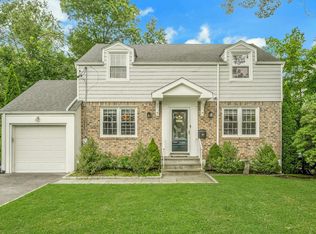 100 Clarence Rd, Scarsdale, NY 10583