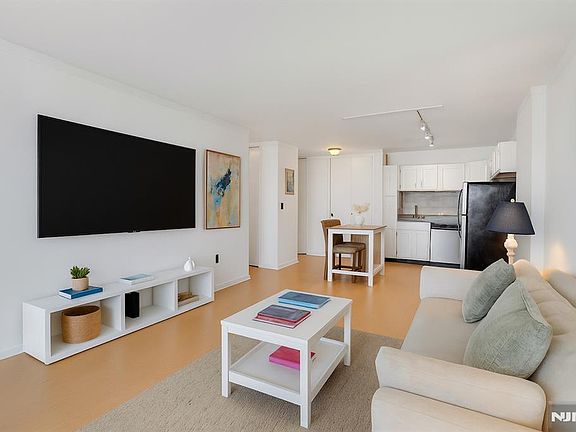 3rd image of 380 Mountain Rd APT 701