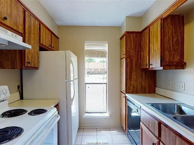 1411 Gramma Ct — Photo 3