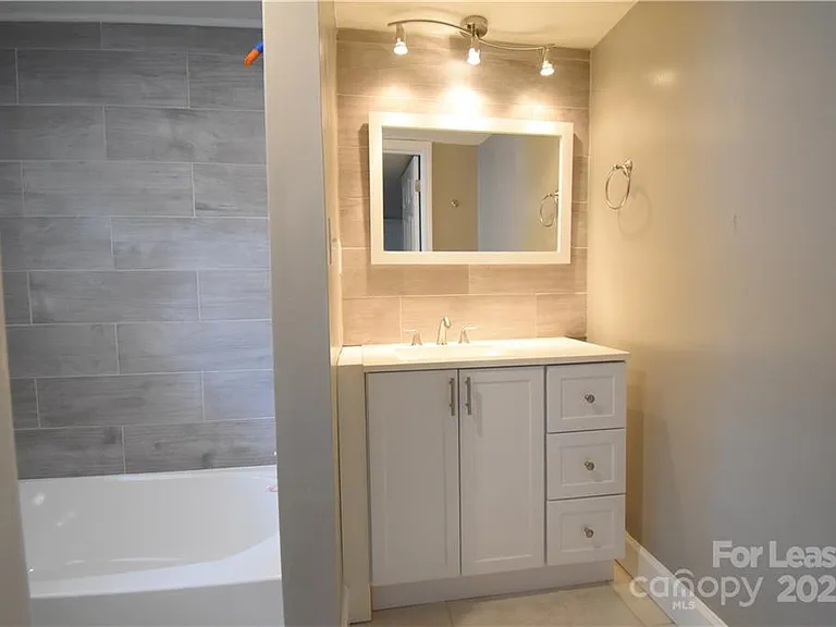 1077 Henderson St — Photo 12