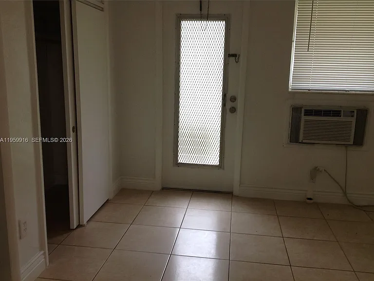 280 SW 11th Ave #5 — Photo 3
