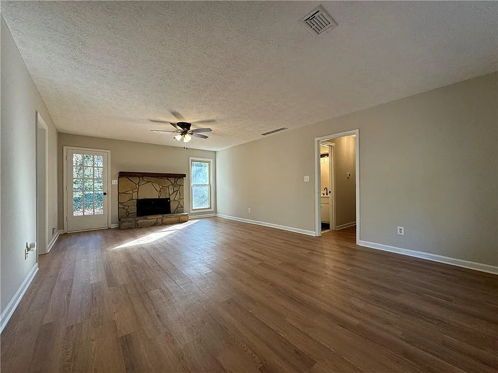 2020 Kemp Road Northeast - 1 — Photo 2
