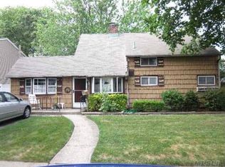 23 Windmill Ln, Levittown, NY 11756