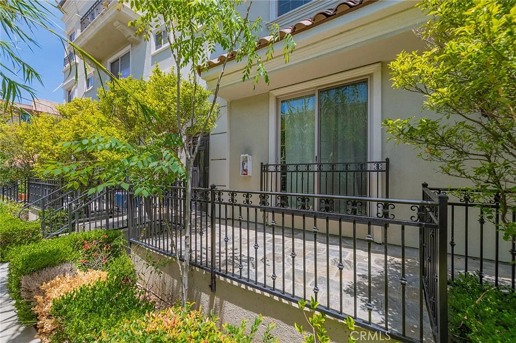 3 bed, 3.5 bath, 1820 sqft, $5,300 — Photo 2