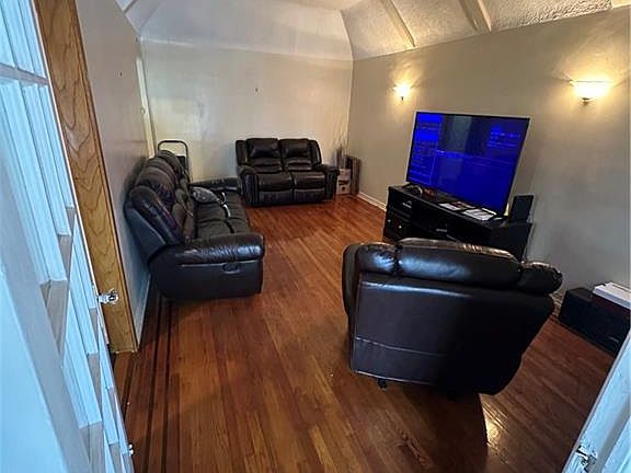 2nd image of 3915 Clarendon Rd