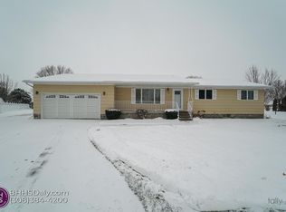 828 Driftwood Ct, Grand Island, NE 68803