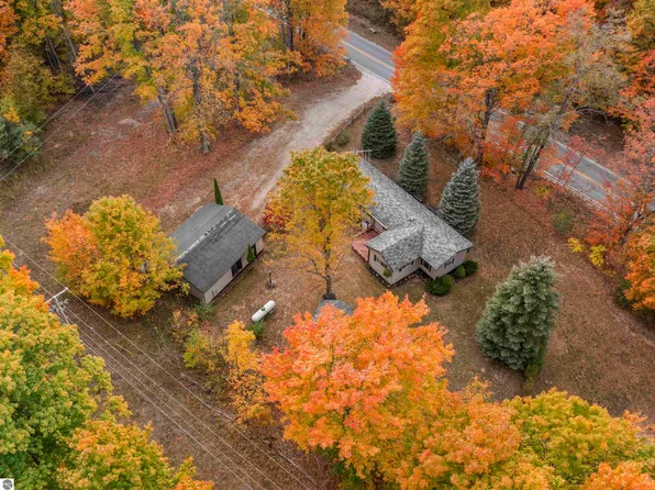 1843 Moss Rd, Beulah, MI 49617