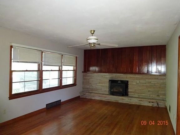 4th image of 4422 Carlisle Ave