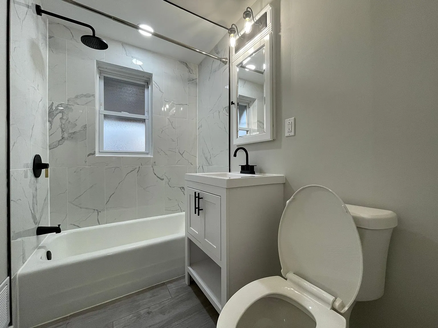 3 bed, 1.5 bath, 1224 sqft, $2,100 — Photo 3