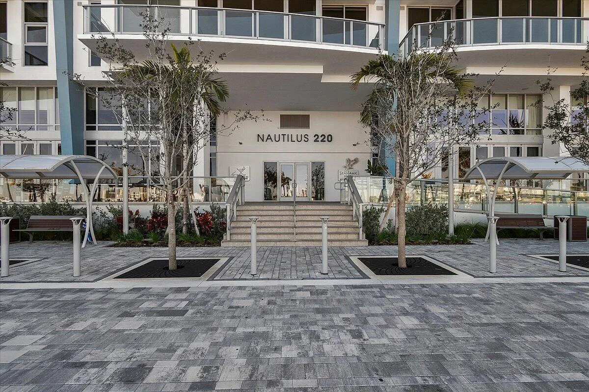 Nautilus 220 Condominium — Photo 1