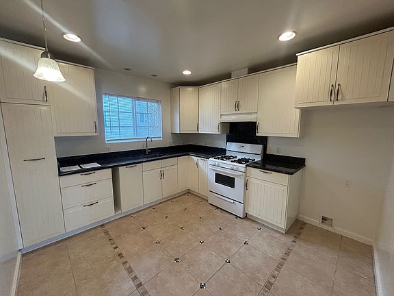 2nd image of 2612 Voorhees Ave #A