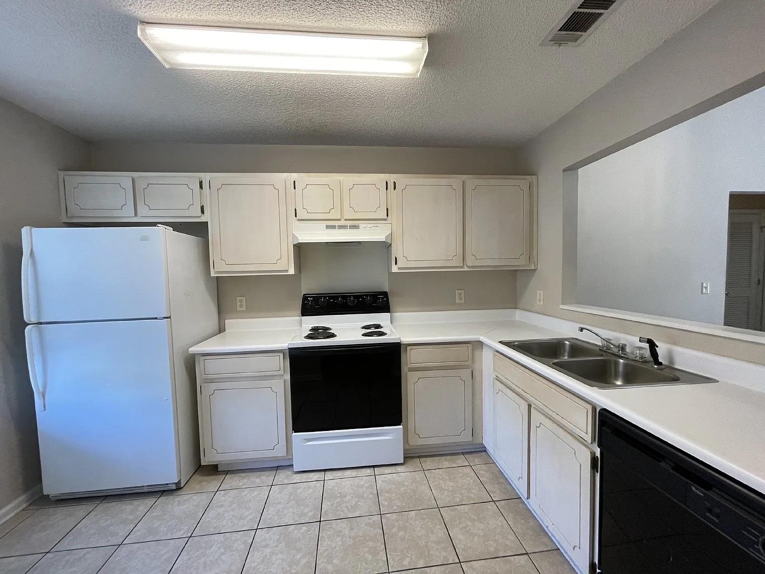 2 bed, 2.0 bath, 985 sqft, $1,200 — Photo 2