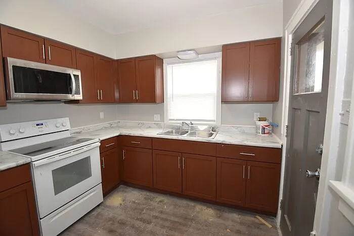 118 W 8th St — Photo 7
