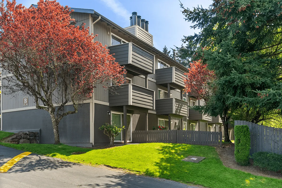 Apartment Building l Warner Park Apartments l Tacoma, WA - Warner Park Apartments
