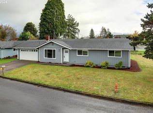909 Meadow Ave, Tillamook, OR 97141