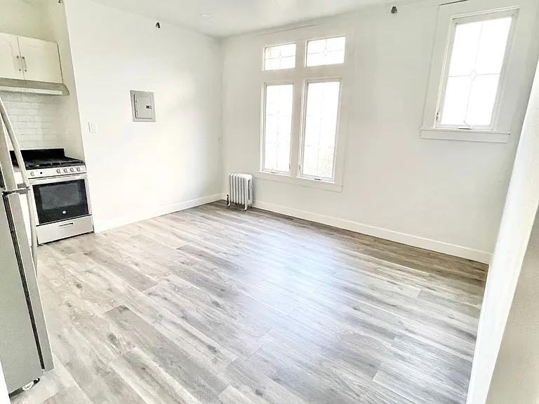 179 (1600-10 Sutter) — Photo 4