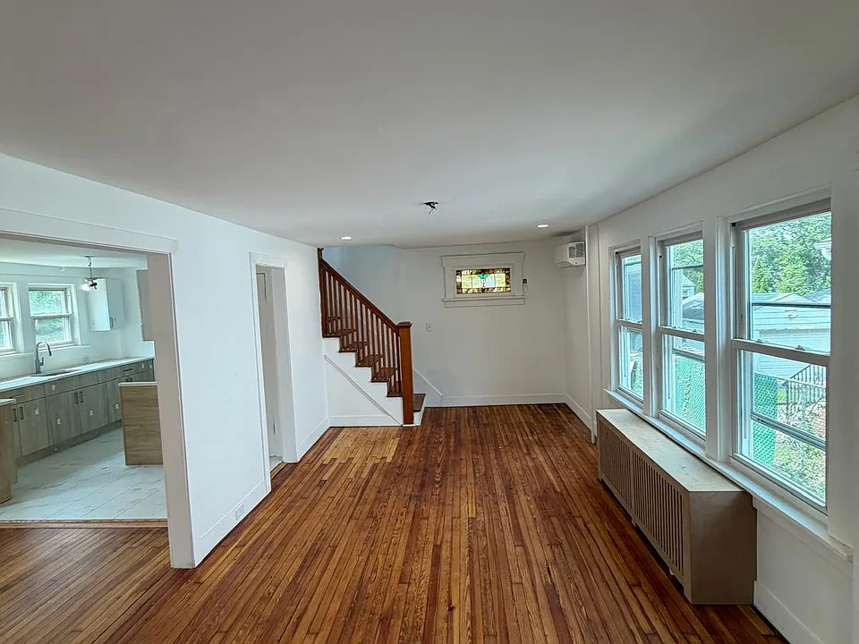 27 Roselyn Pl