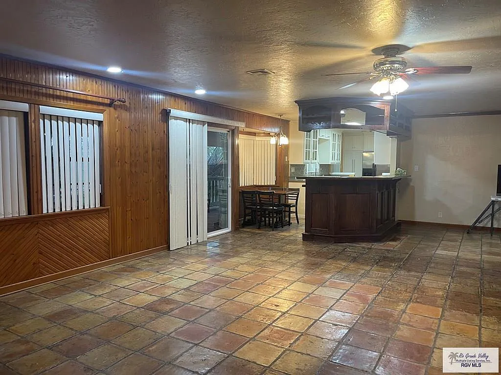 3 bed, 2.0 bath, 1985 sqft, $2,500 — Photo 4