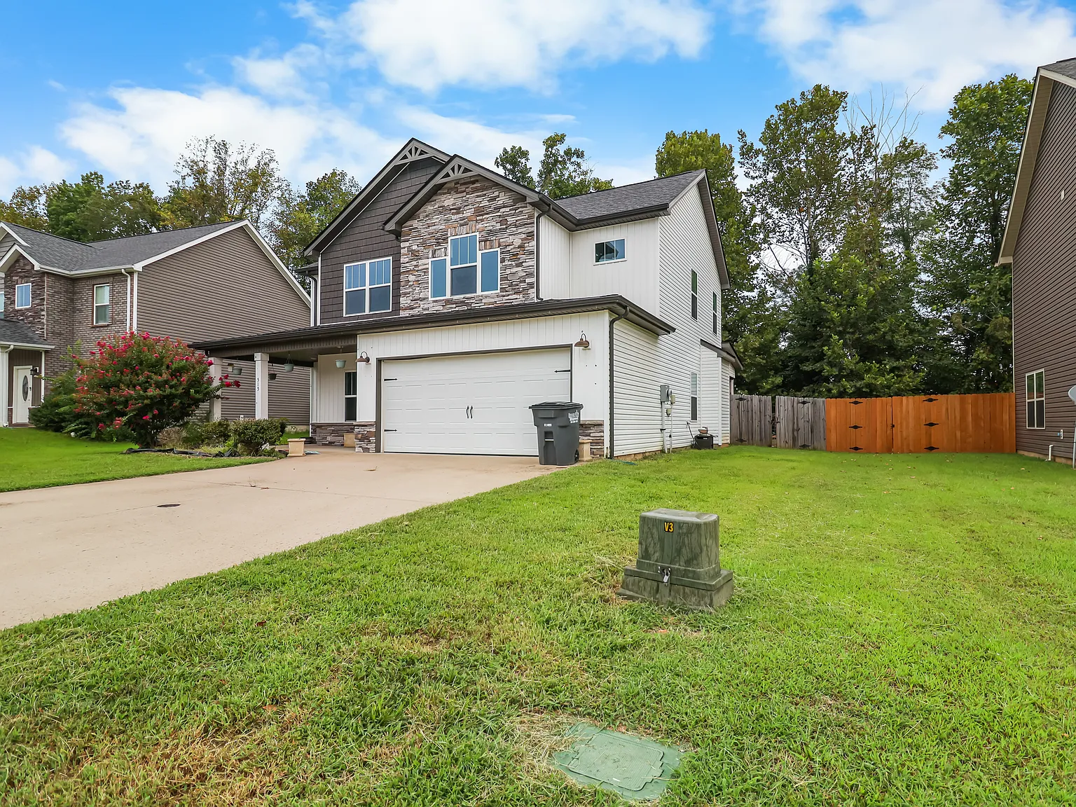 4 bed, 2.5 bath, 2091 sqft, $2,200 — Photo 4