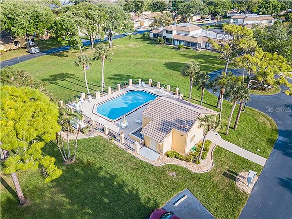 5th image of 130 Country Club Dr