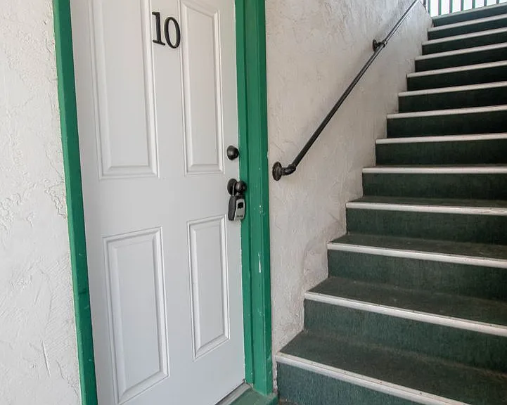 320 G St — Photo 2