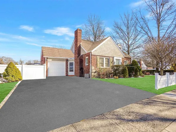 291 Fletcher Avenue, Valley Stream, NY 11580