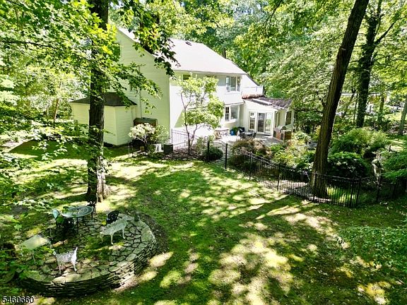 4th image of 463 Laurel Ln