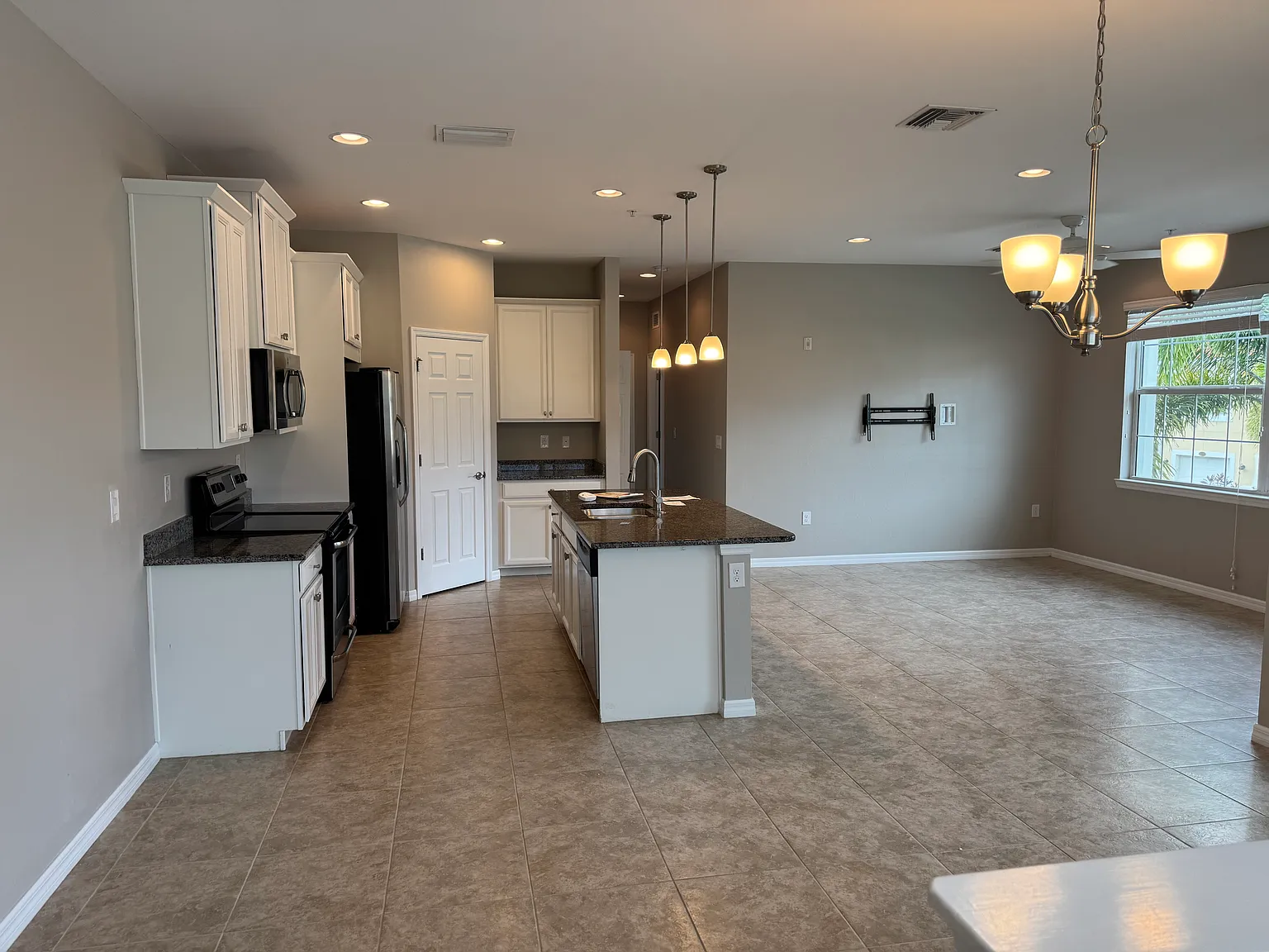 2 bed, 1135 sqft, $2,250 — Photo 2
