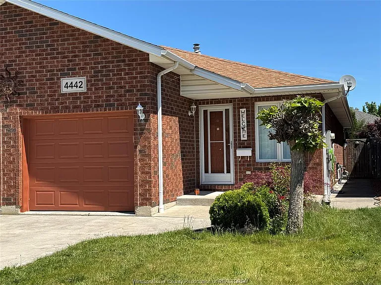 4442 Tumbleweed Cres — Photo 2