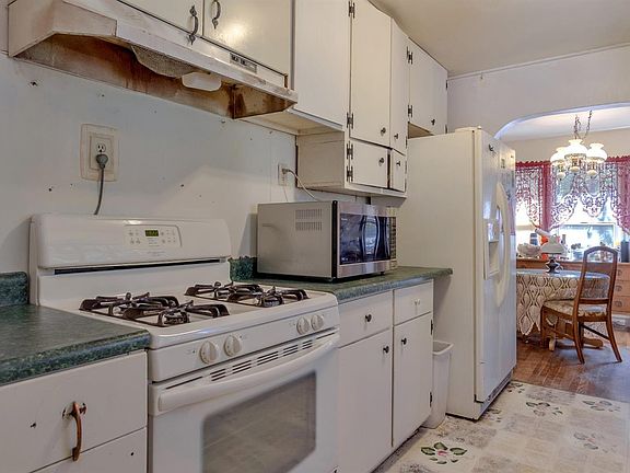 5th image of 481 Pecan St