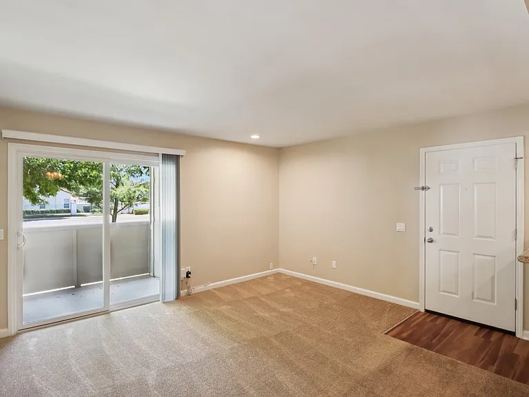 1 Bedroom 1 Bathroom (725 sqft.)

Living Area