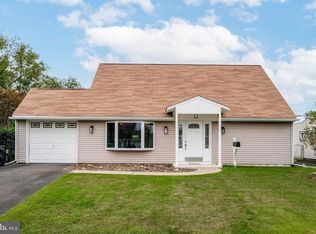 95 Junewood Dr, Levittown, PA 19055